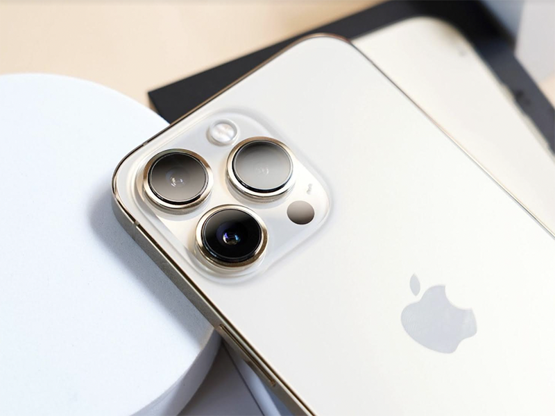 Cụm camera sau lớn với 3 ống kính của iPhone 13 Pro 