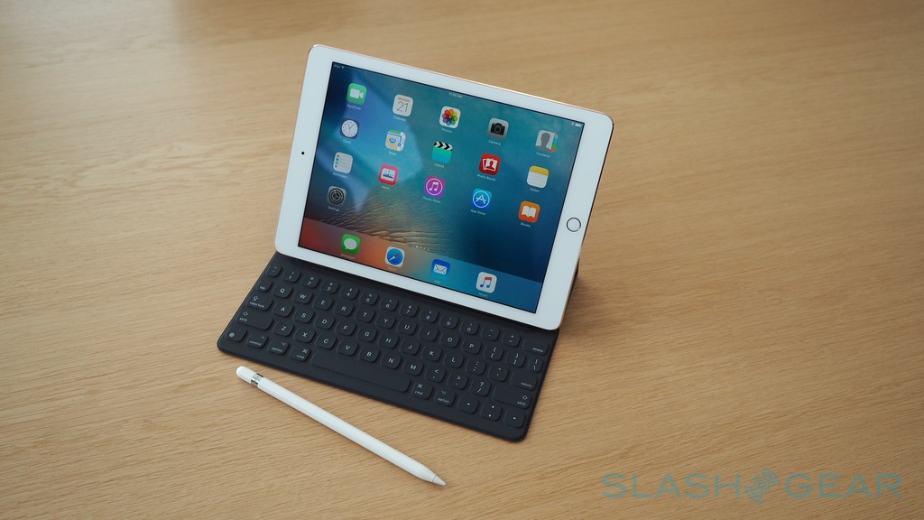 Các bạn có thể mua thêm Smart Keyboard và Apple Pencil 