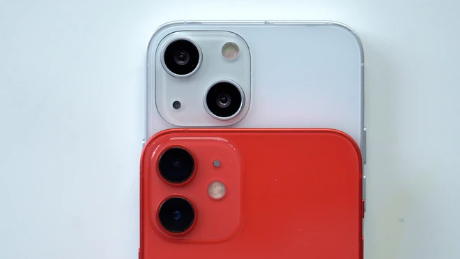 Thiết kế cụm camera đặt chéo của iPhone 13 thường