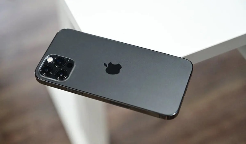 iPhone 13 Pro giá hơn 1000USD