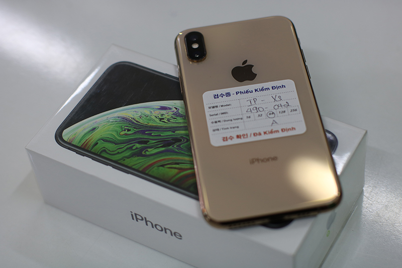Bộ đôi iPhone XS và XS Max màu Gold cho ngày 20/10