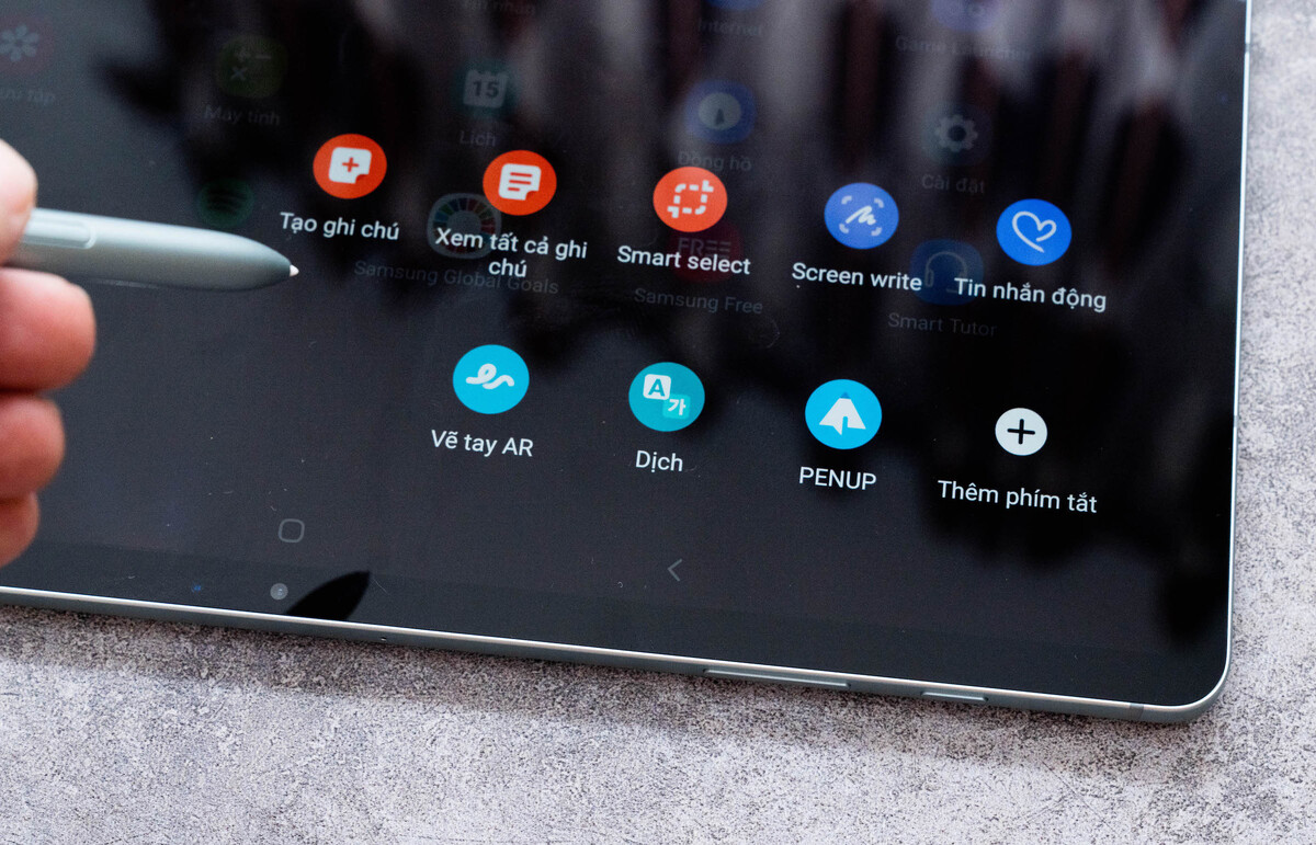 Với bút S-Pen, bạn có thể làm được nhiều hơn nữa trên Galaxy Tab S7 FE