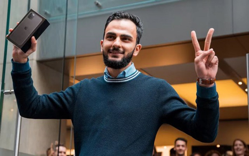 Muhannad Al Nadaf - người đầu tiên mua được iPhone 11 trên thế giới
