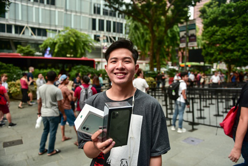 Người Việt Nam đầu tiên cầm trên tay chiếc điện thoại iPhone 11 trong ngày mở bán chính thức