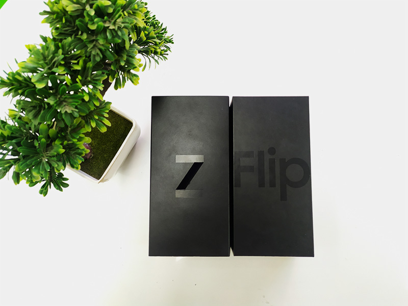 Hộp Galaxy Z Flip có thiết kế đơn giản nhưng sang trọng