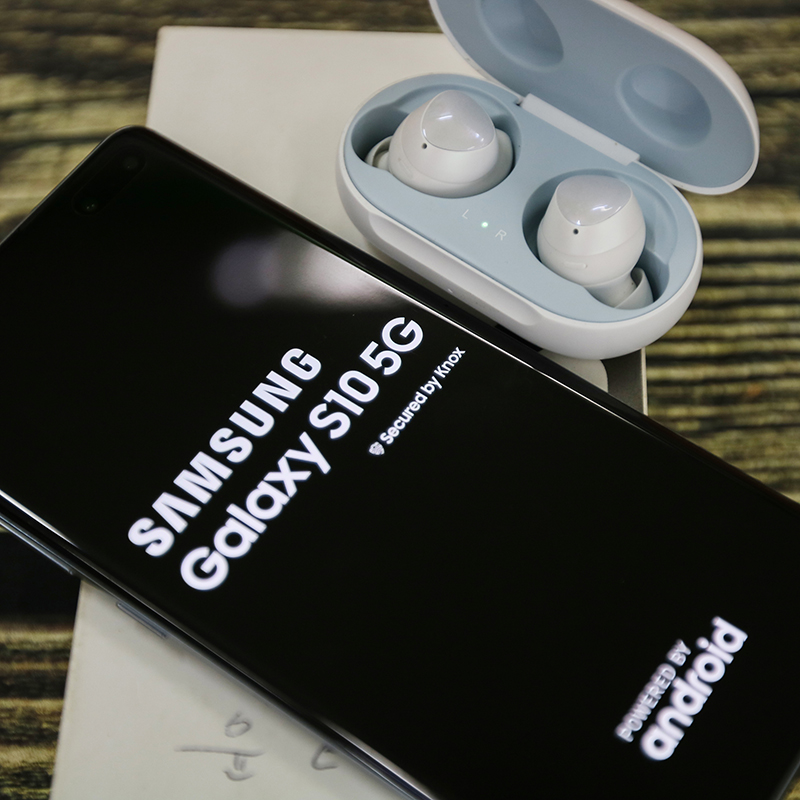 mua Samsung Galaxy S10 5G tặng tai nghe buds giá 2.900.000 đ