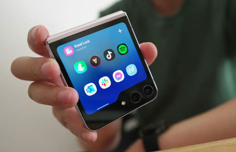 Người dùng có thể sử dụng nhiều ứng dụng trên màn hình phụ Galaxy Z Flip5