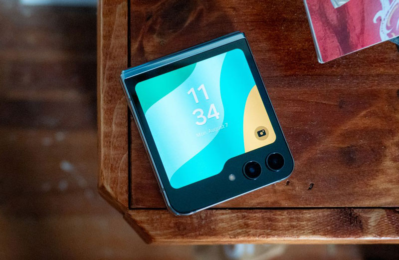 Galaxy Z Flip 5 có màn hình phụ nổi bật